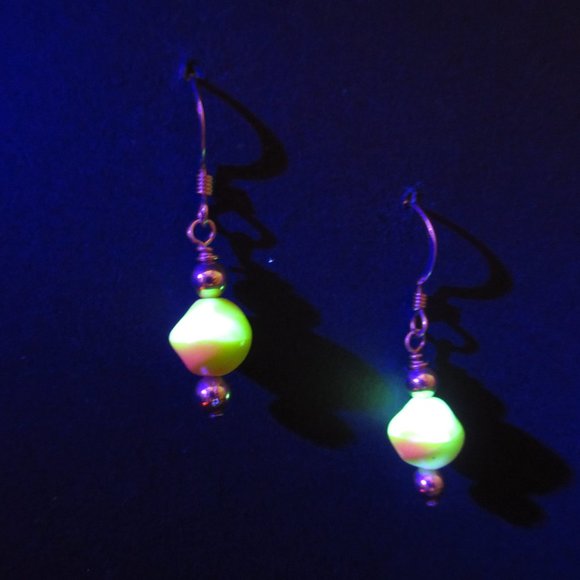 Uranium glass bead earrings - Picture 14 of 16